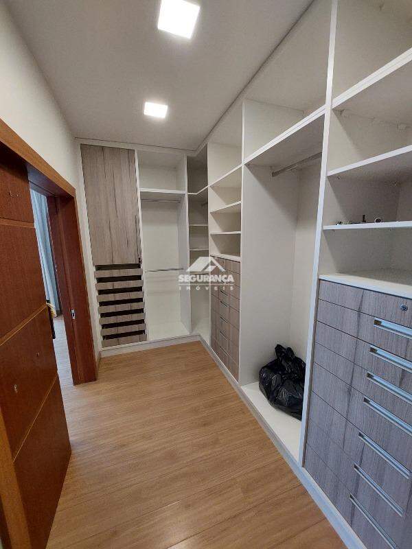 Casa para aluguel no BELVEDERE: CLOSET DA SUÍTE (1)