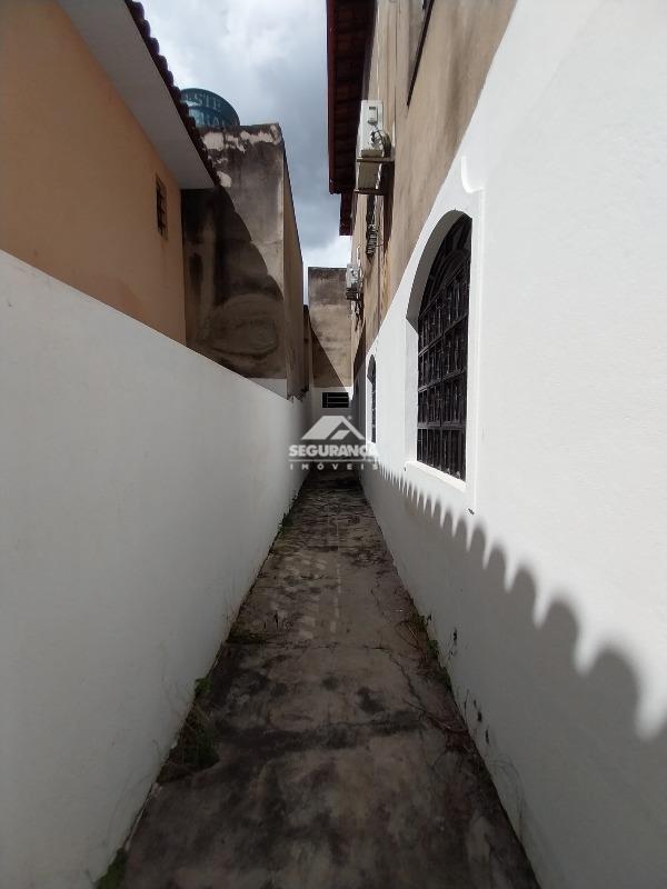 Casa para aluguel no Universitário: HALL PARA O QUINTAL