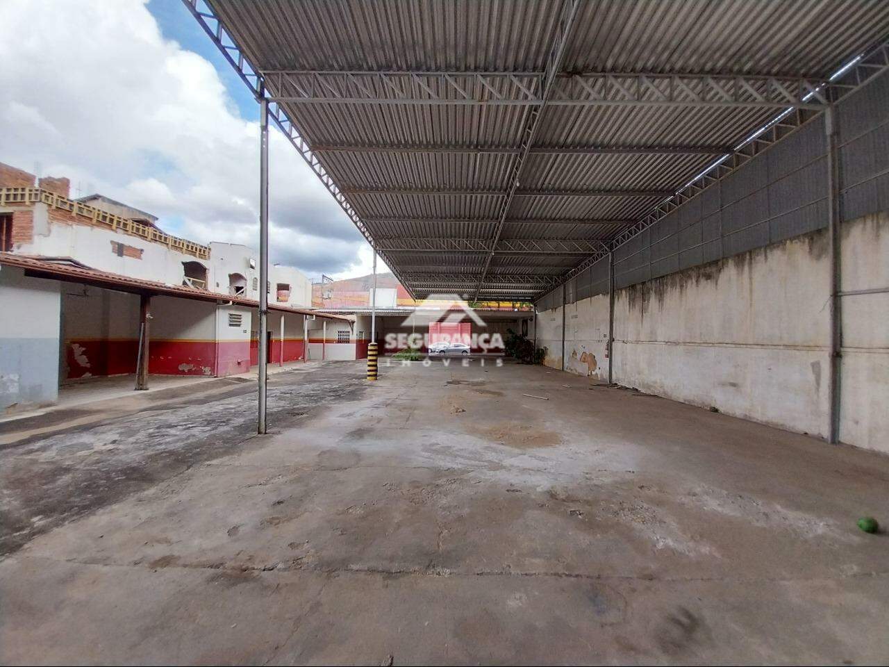Galpão para aluguel no Centro: PÁTIO