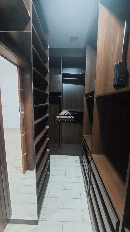 Casa para aluguel no Esplanada: CLOSET SUÍTE (1)