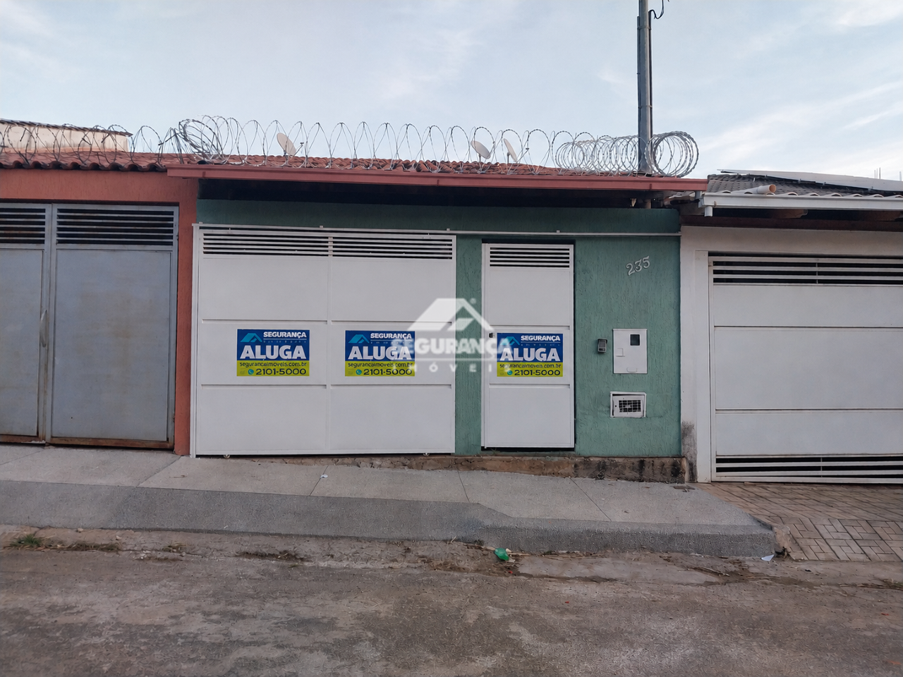 Casa para aluguel no CASTANHEIRAS II: FACHADA 