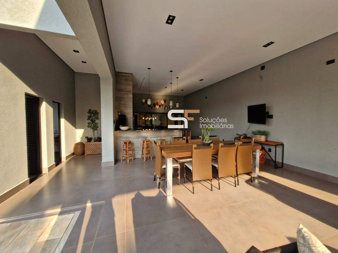 Casa em Condomínio fechado de 04 suítes, com amplo quintal.