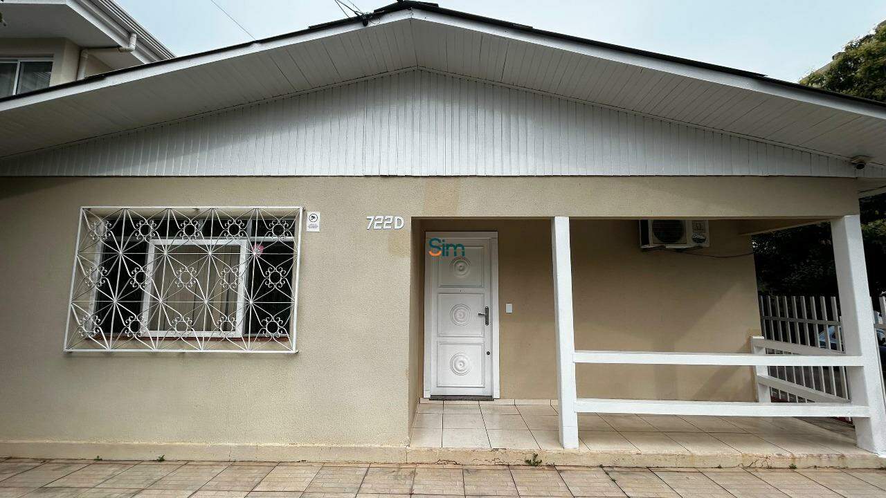 Casa para alugar com 3 dormitórios, 1 banheiro, 2 vagas de garagens e 270m² de área privativa no bairro Centro