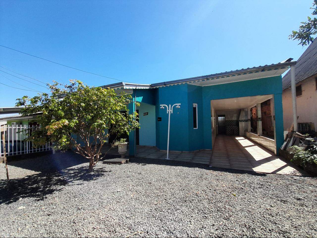Casa para alugar com 3 dormitórios, 1 banheiro, 2 vagas de garagens e 120m² de área privativa no bairro Efapi