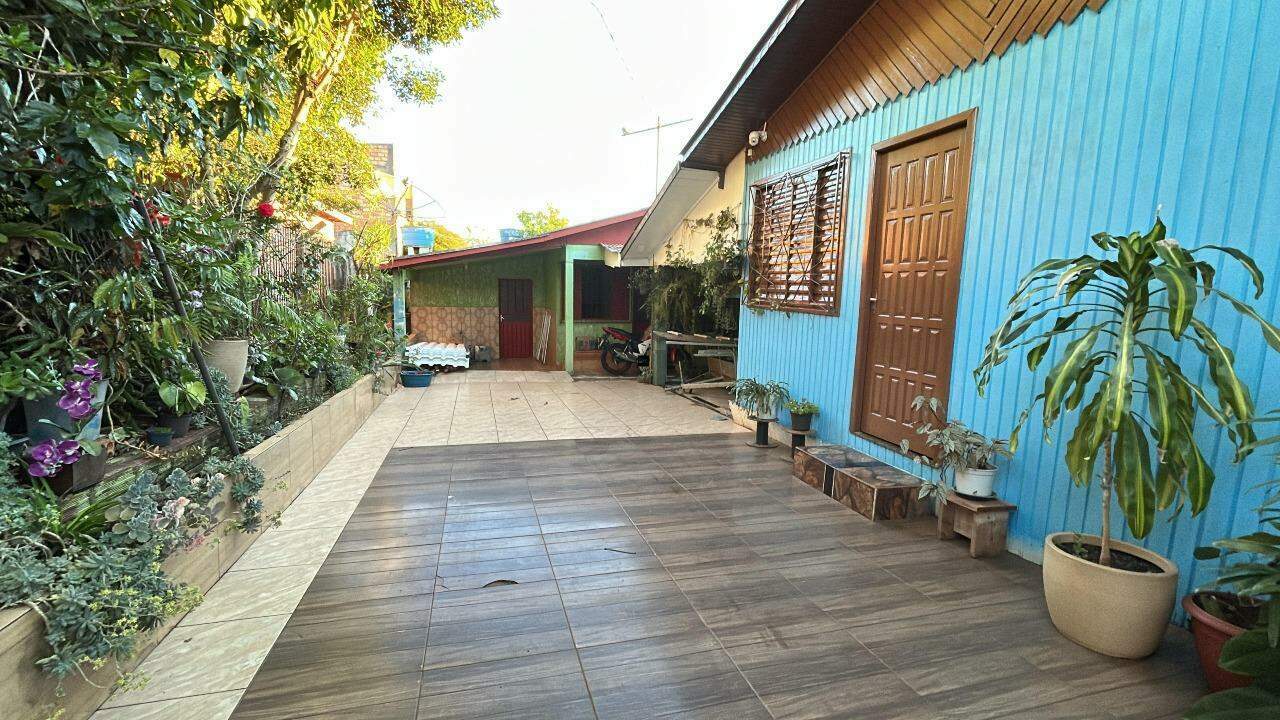 Casa para alugar com 3 dormitórios, 1 banheiro, 1 vaga de garagem e 80m² de área privativa no bairro Efapi