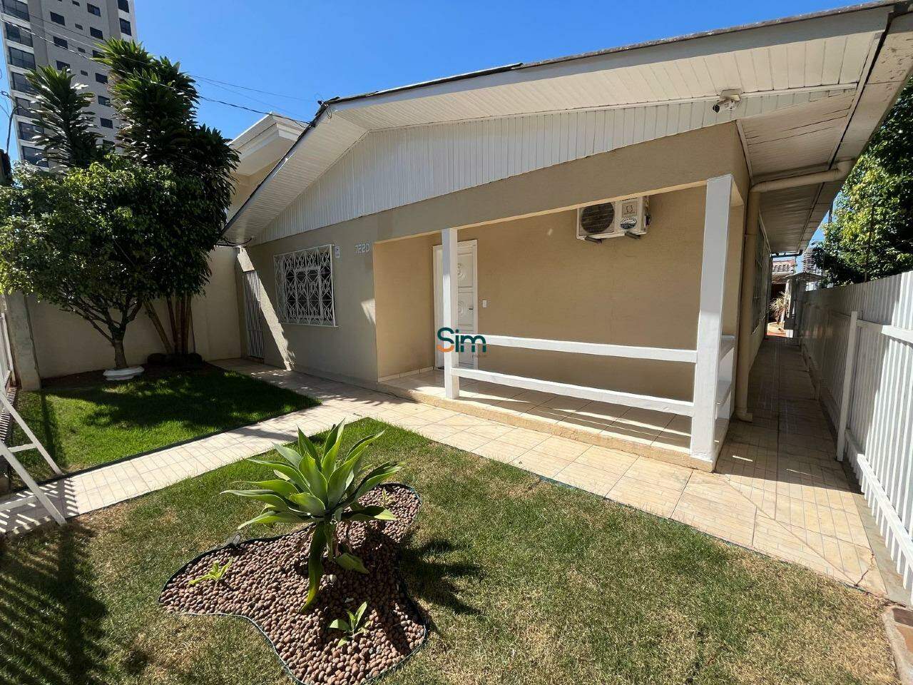 Casa para alugar com 3 dormitórios, 2 banheiros, 2 vagas de garagens e 270m² de área privativa no bairro Presidente Médici