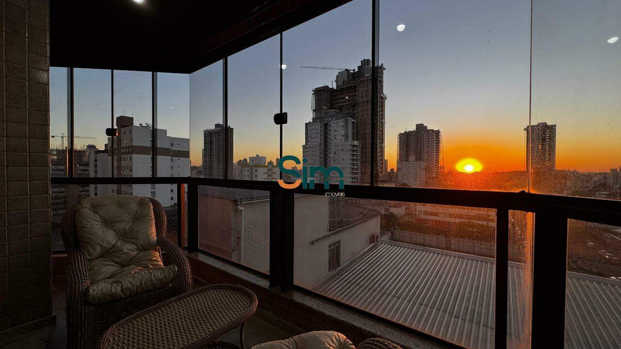 Apartamento à venda com 4 dormitórios, 1 banheiro, 2 vagas de garagens e 560m² de área privativa no bairro Centro