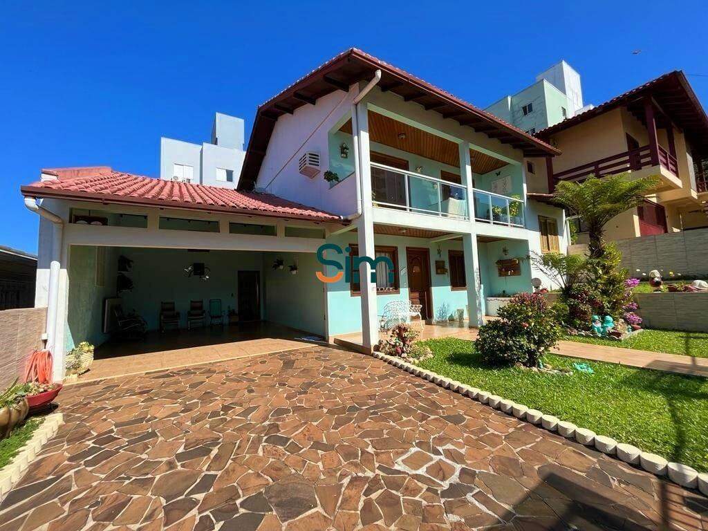 Casa à venda com 4 dormitórios, 2 vagas de garagens e 270m² de área privativa no bairro Centro