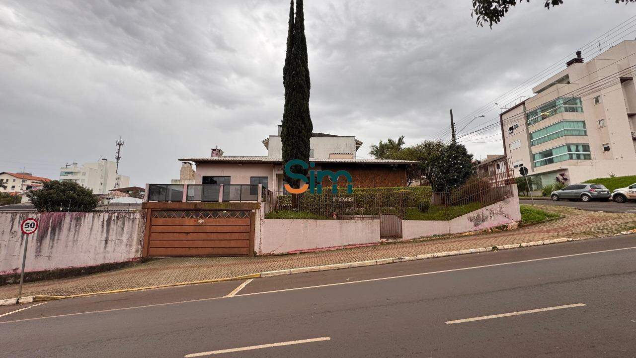 Casa para alugar com 4 dormitórios, 2 banheiros, 2 vagas de garagens e 174m² de área privativa no bairro Presidente Médici