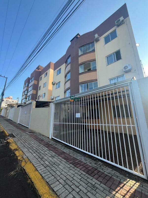 Apartamento à venda com 3 dormitórios, 1 banheiro, 2 vagas de garagens e 99m² de área privativa no bairro Santo Antônio