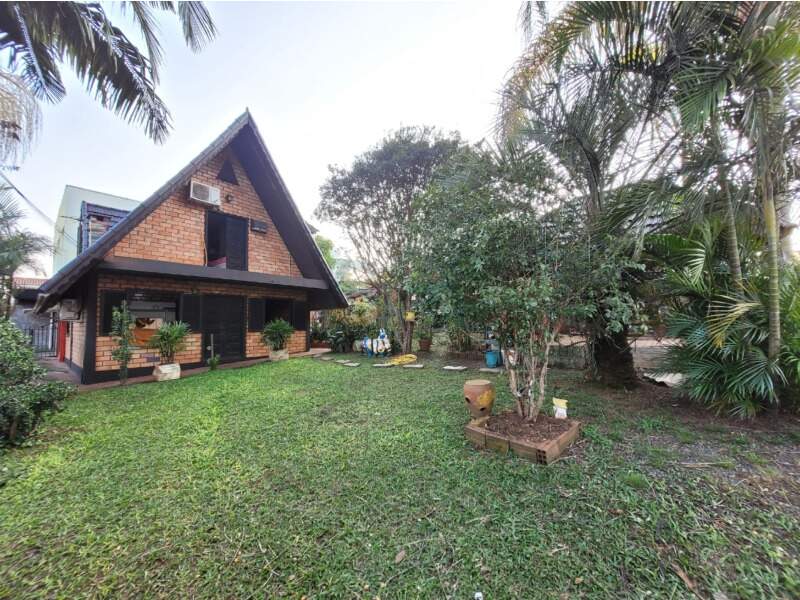Casa à venda com 2 dormitórios, 1 banheiro, 2 vagas de garagens e 300m² de área privativa no bairro São Cristóvão