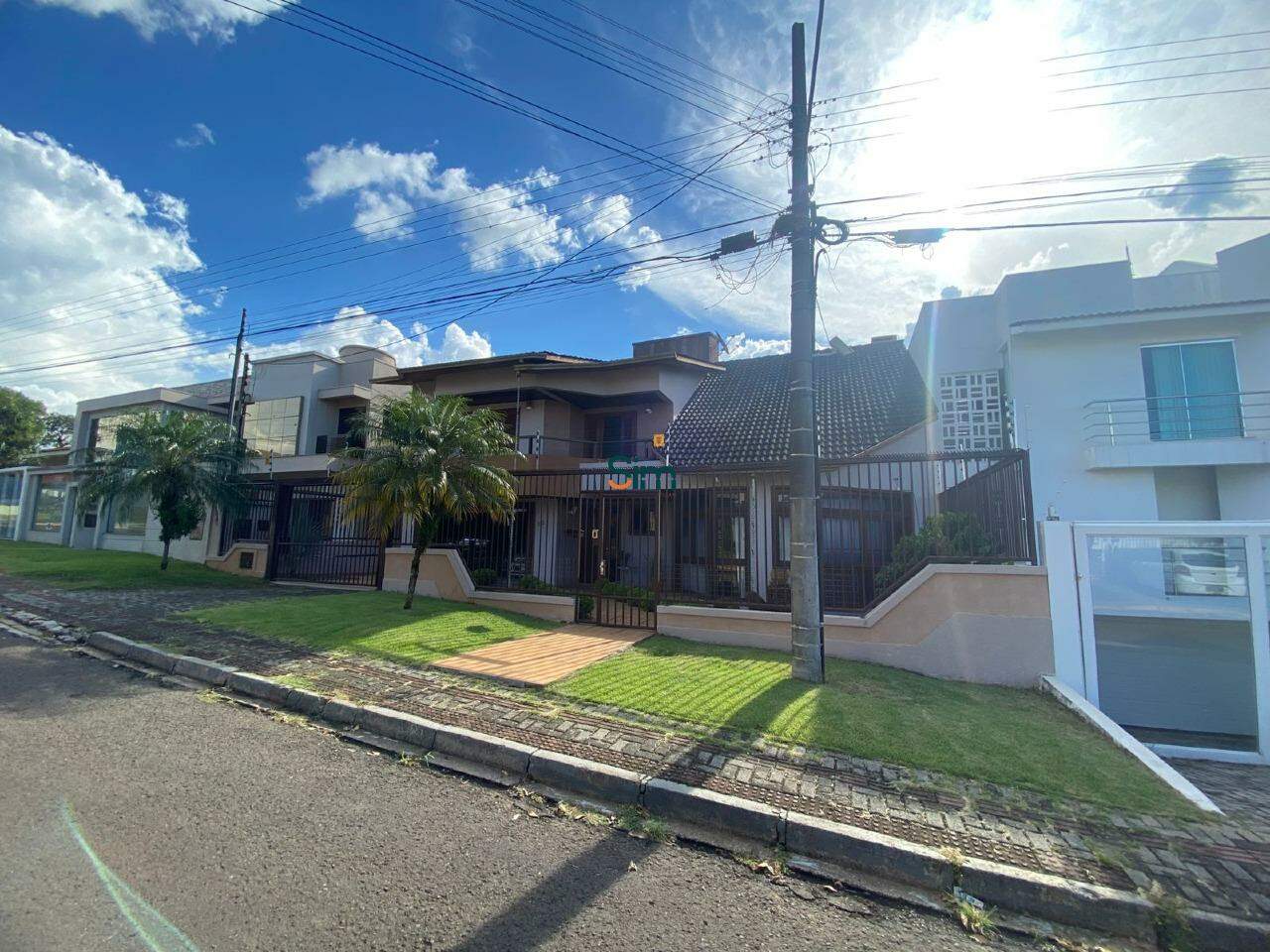 Casa para alugar com 5 dormitórios, 3 banheiros, 2 vagas de garagens e 342m² de área privativa no bairro Maria Goretti