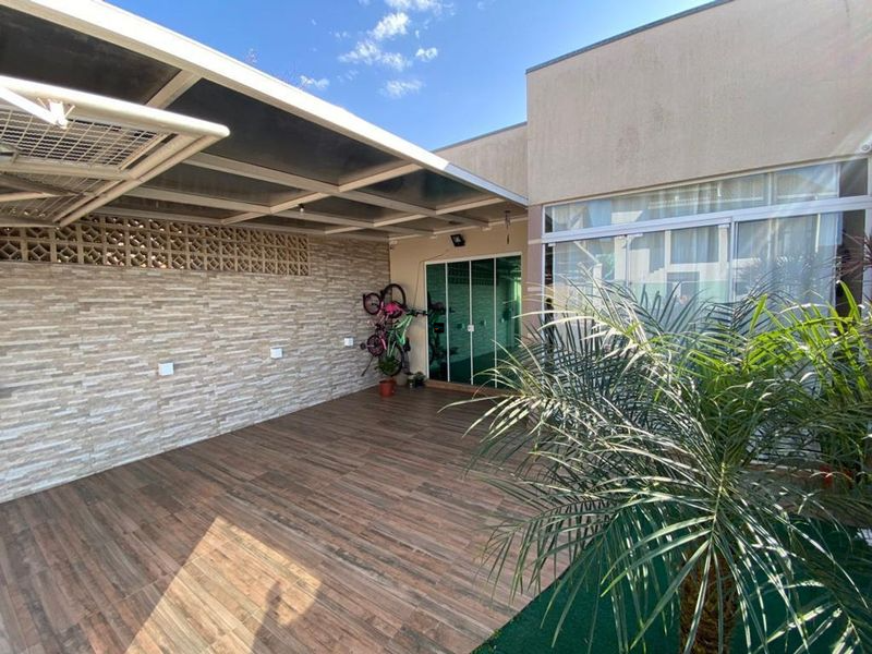 Casa à venda com 3 dormitórios, 1 banheiro, 1 vaga de garagem e 100m² de área privativa no bairro Efapi