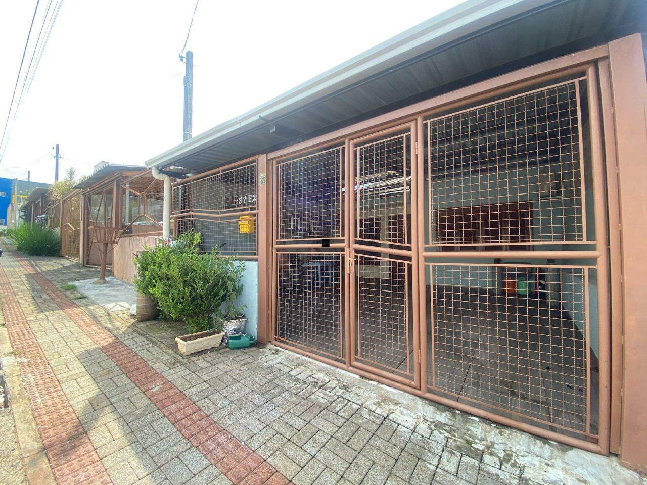 Casa à venda com 2 dormitórios, 1 banheiro, 2 vagas de garagens e 100m² de área privativa no bairro Efapi