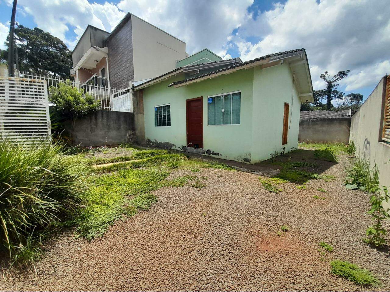 Casa para alugar com 2 dormitórios, 1 banheiro, 2 vagas de garagens e 60m² de área privativa no bairro Efapi