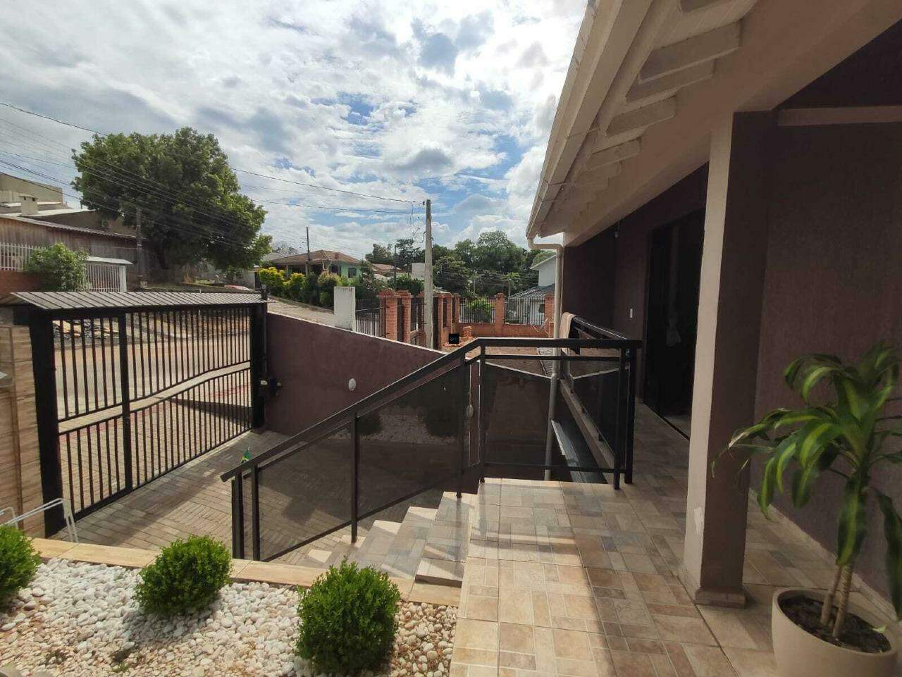 Casa à venda com 5 dormitórios, 2 banheiros, 3 vagas de garagens e 130m² de área privativa no bairro Efapi