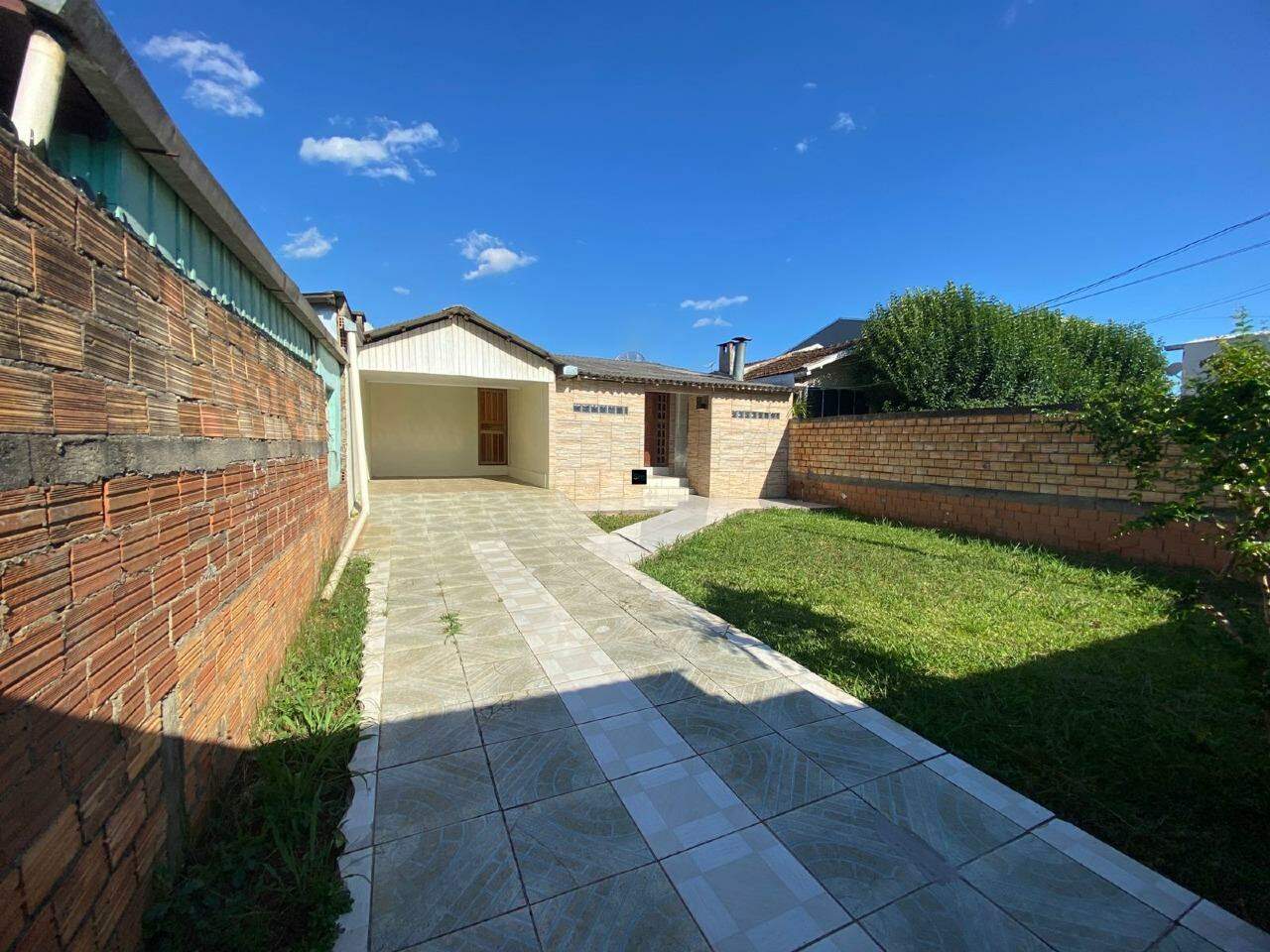 Casa à venda com 3 dormitórios, 2 banheiros, 3 vagas de garagens e 120m² de área privativa no bairro Efapi