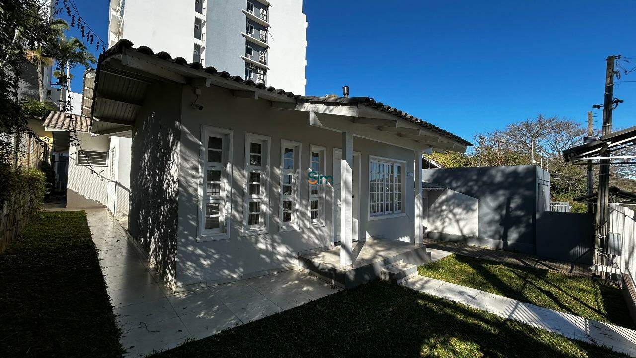 Casa para alugar com 3 dormitórios, 2 banheiros, 2 vagas de garagens e 200m² de área privativa no bairro Centro
