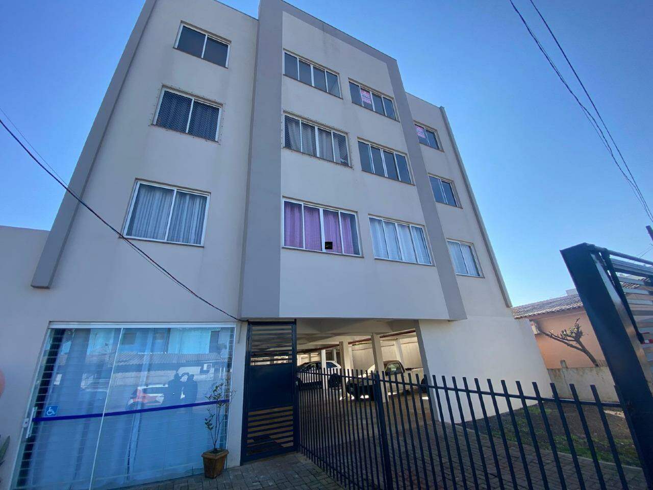 Apartamento para alugar com 3 dormitórios, 2 banheiros, 2 vagas de garagens e 125m² de área privativa no bairro Efapi