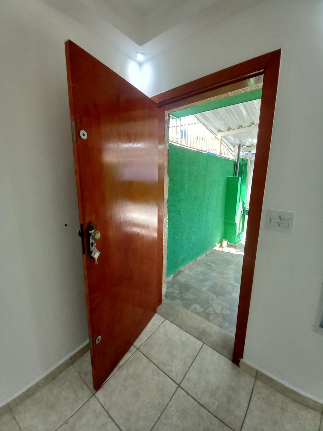 Casa à venda no Vila Parque Jabaquara: 22-porta-que-da-para-a-garagem1740595450872.jpg