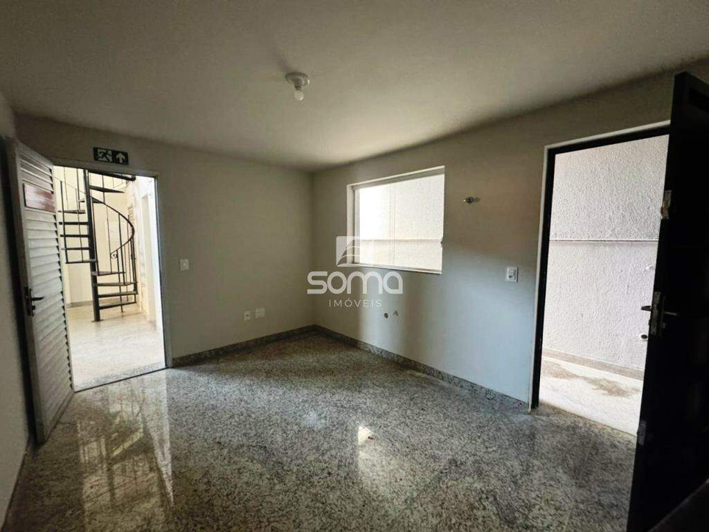 Loja para aluguel no Názia I: 