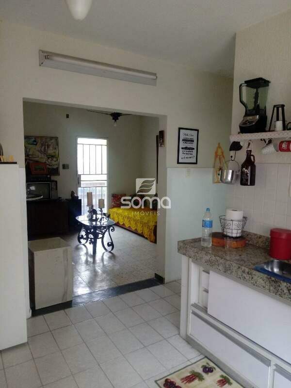 Sítio à venda no Jardim Encantado: sala e cozinha