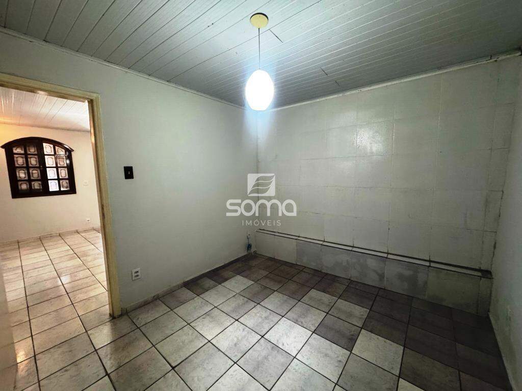 Casa para aluguel no Célvia: 