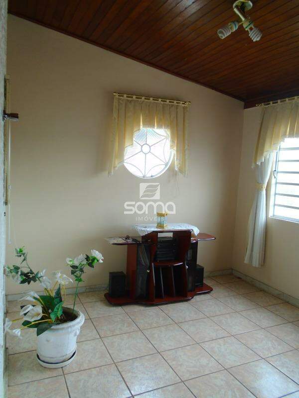 Casa à venda no Célvia: 