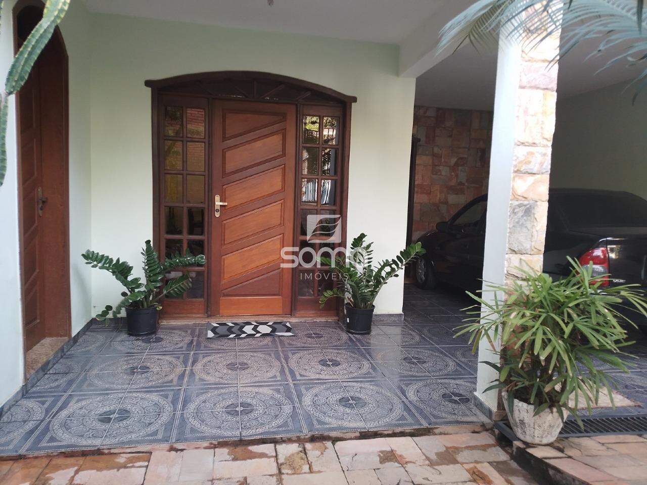 Casa à venda no Célvia: 