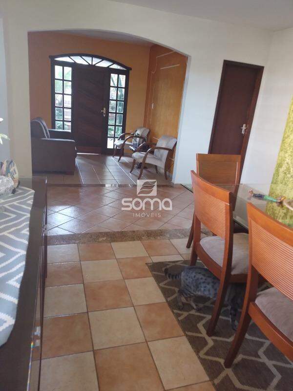 Casa à venda no Célvia: 