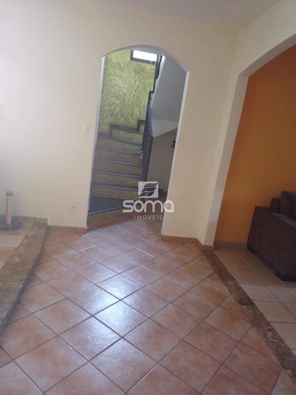 Casa à venda no Célvia: 