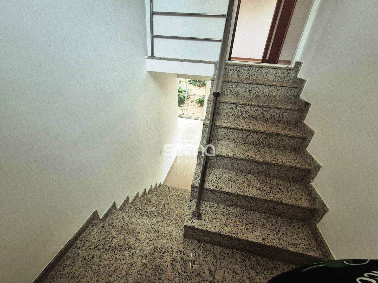 Casa em condomínio à venda no JARDIM IPÊ: 