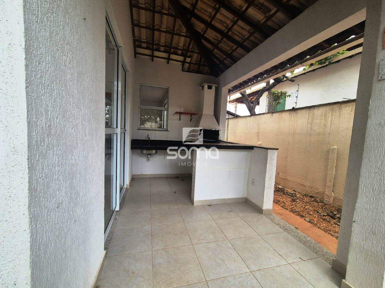 Casa em condomínio à venda no JARDIM IPÊ: 