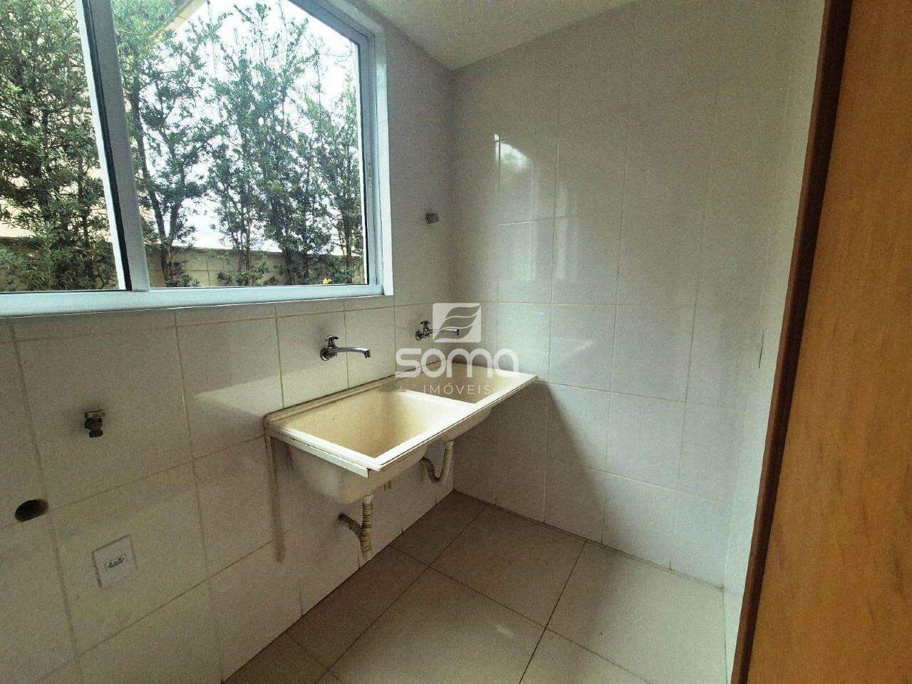 Casa em condomínio à venda no JARDIM IPÊ: 