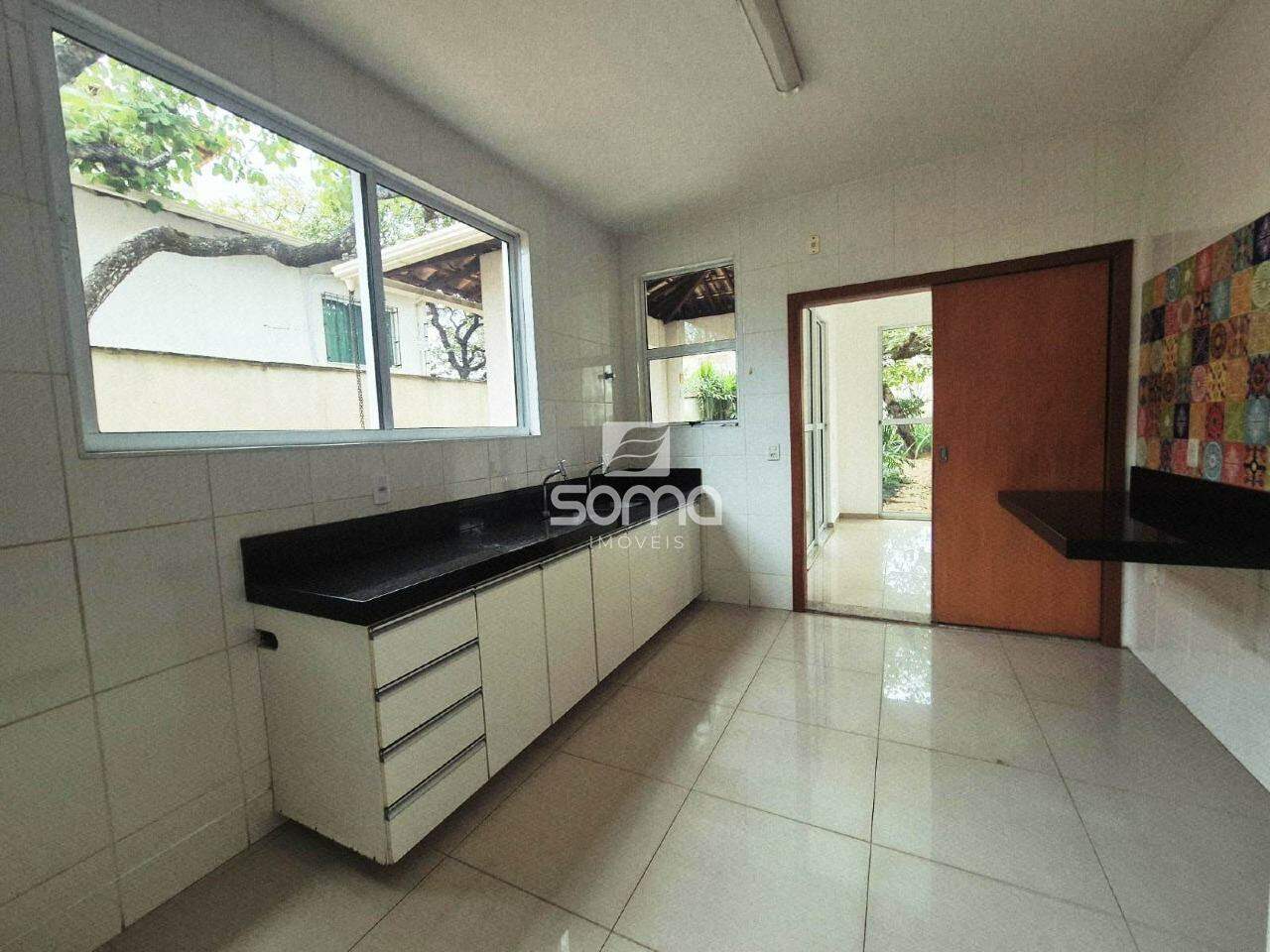 Casa em condomínio à venda no JARDIM IPÊ: 