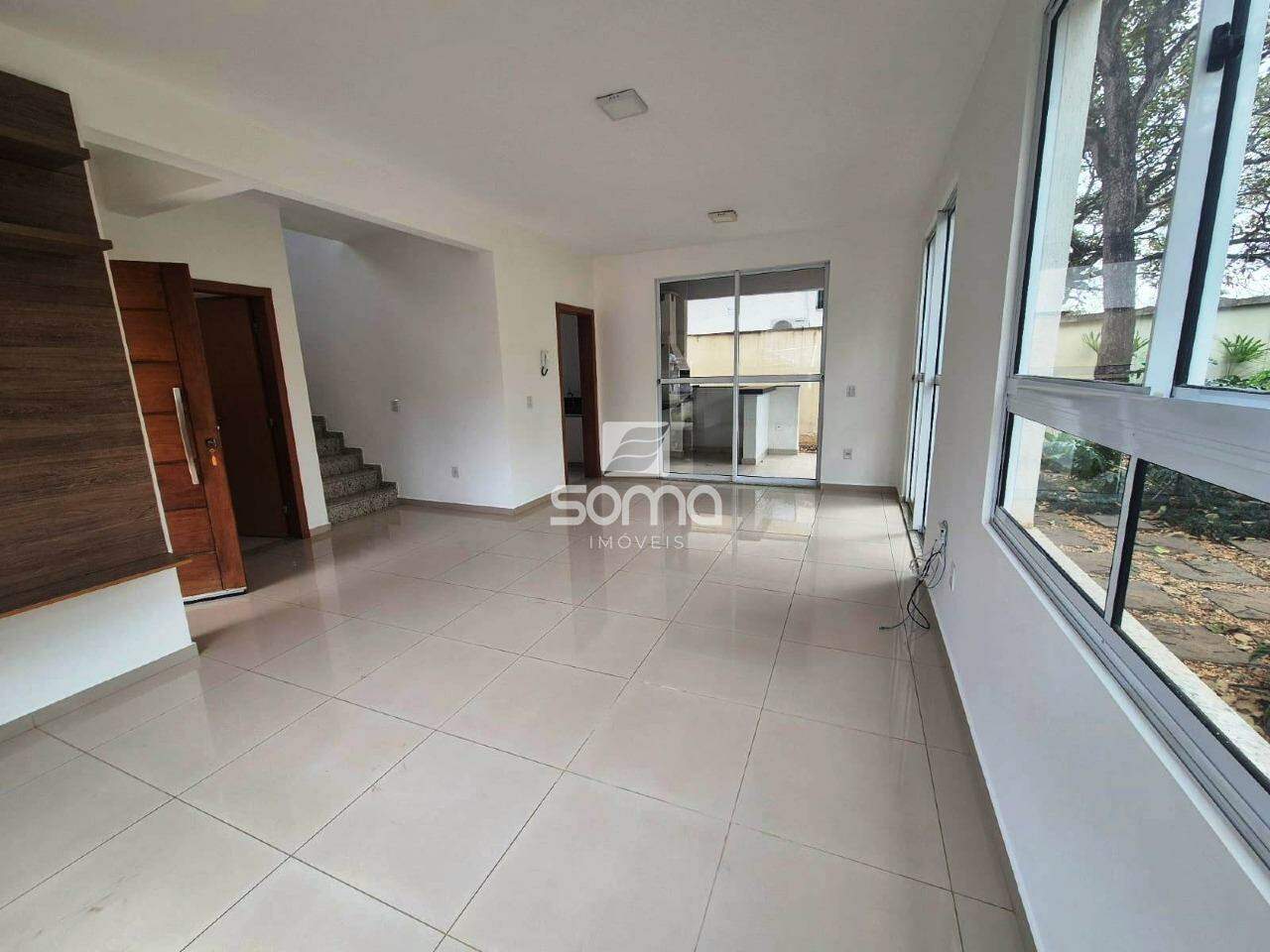 Casa em condomínio à venda no JARDIM IPÊ: 