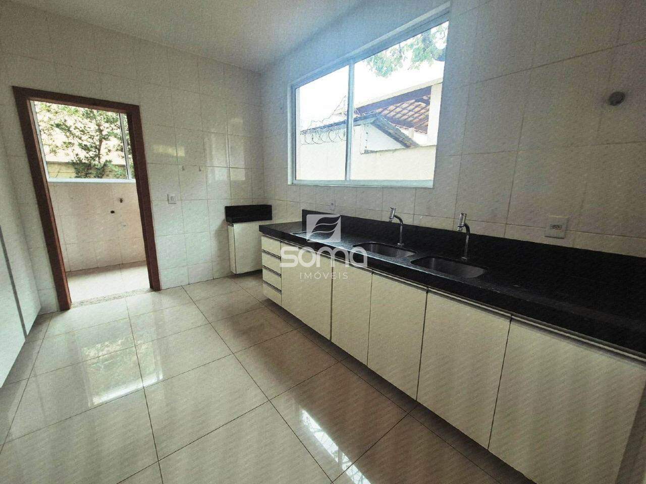 Casa em condomínio à venda no JARDIM IPÊ: 