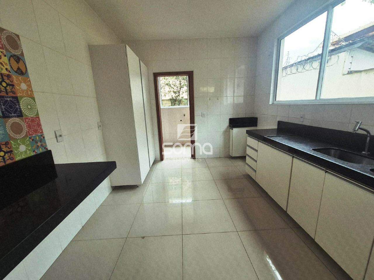Casa em condomínio à venda no JARDIM IPÊ: 