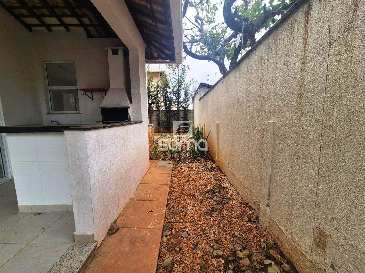 Casa em condomínio à venda no JARDIM IPÊ: 