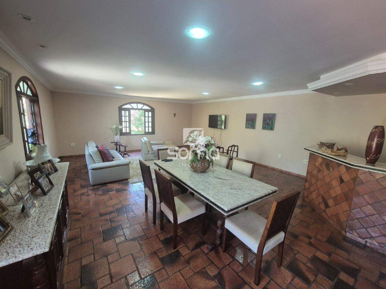 Casa em condomínio à venda no Quintas dos Ipês: