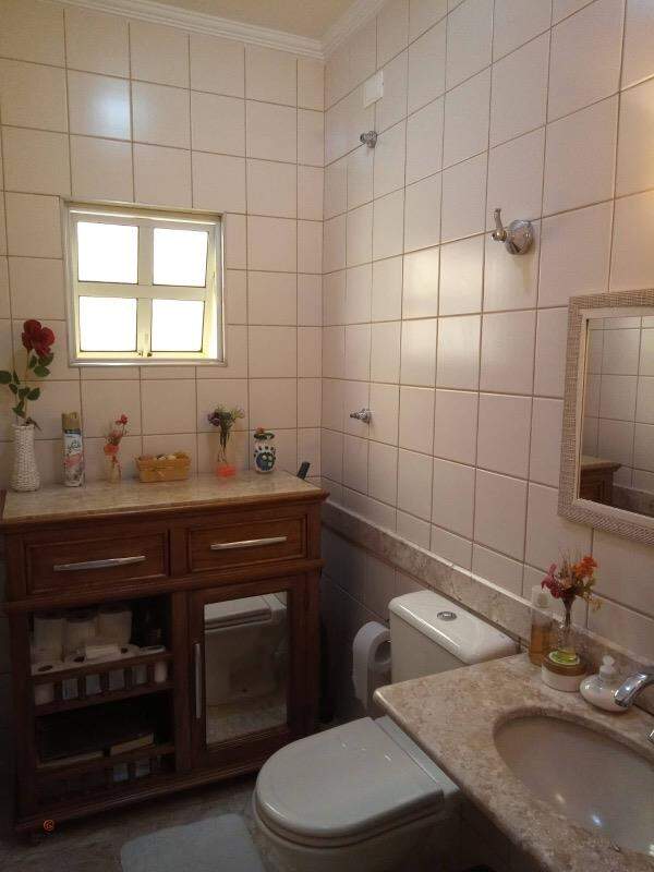 Casa em condomínio à venda no Vila Caputera: 
