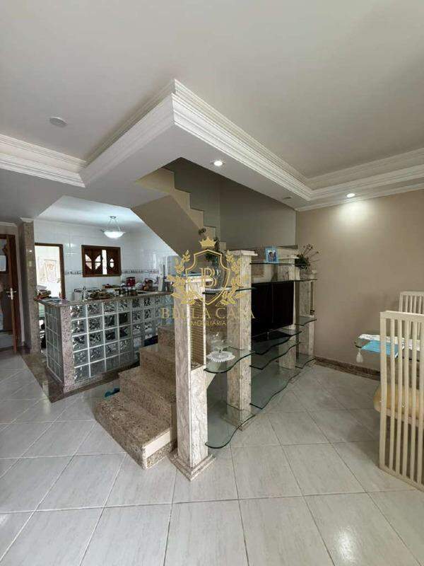 Casa em condomínio à venda no Peró: 