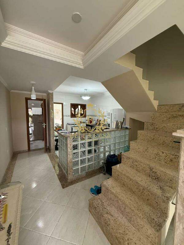 Casa em condomínio à venda no Peró: 