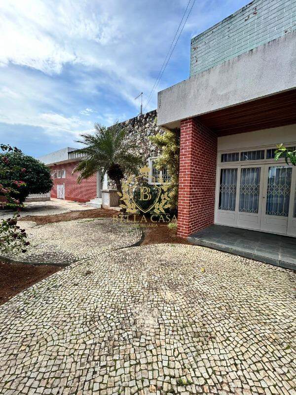 Casa à venda no Coqueiral: 