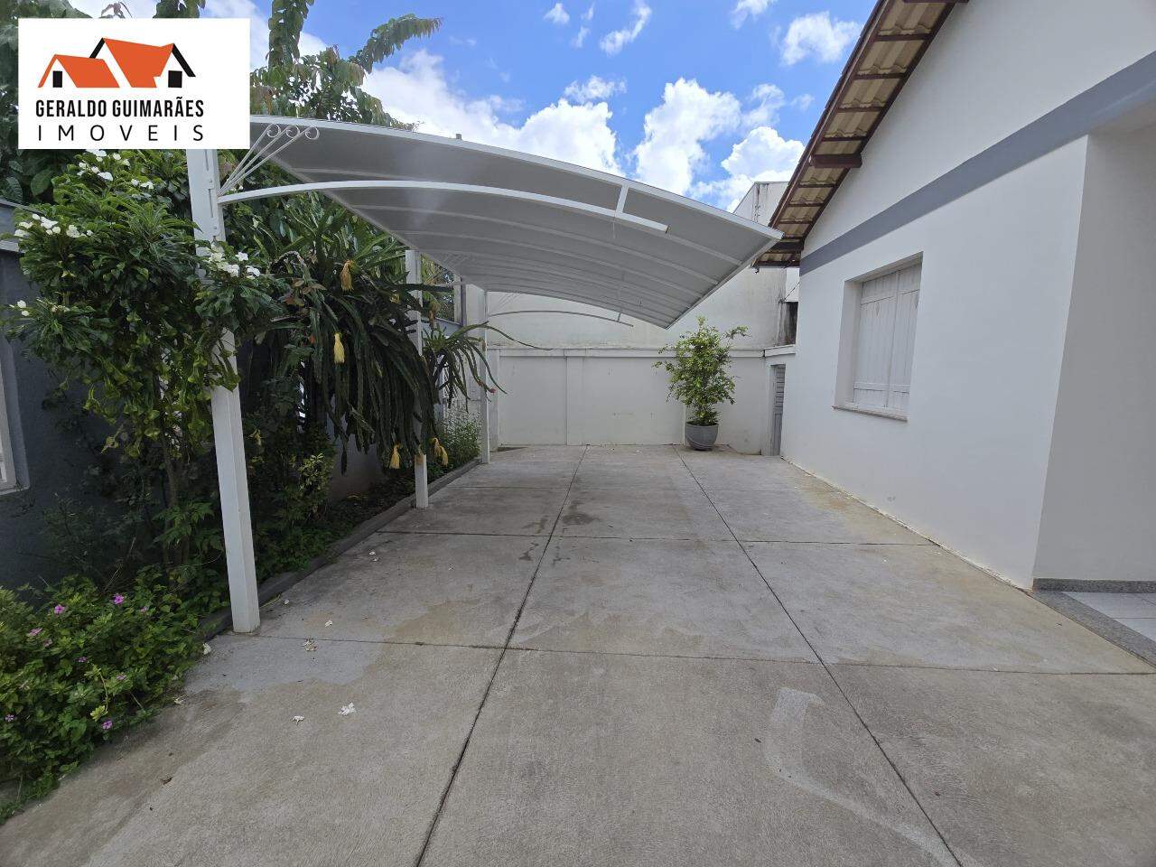 Casa à vendaCURIANGOCurveloMG: Garagem