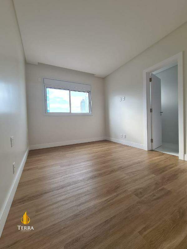 Edifício Windsor Village Apartamento com 4 quartos, Centro: 