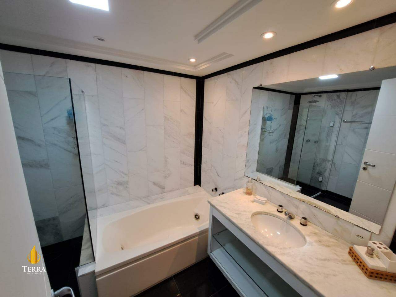 Edifício Cosmos Apartamento com 4 quartos, Centro: 