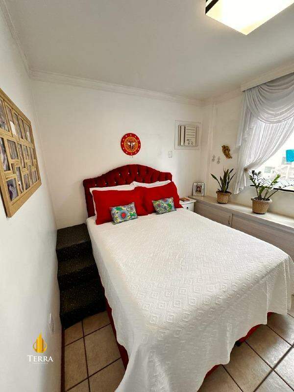  Apartamento com 2 quartos, Centro: 