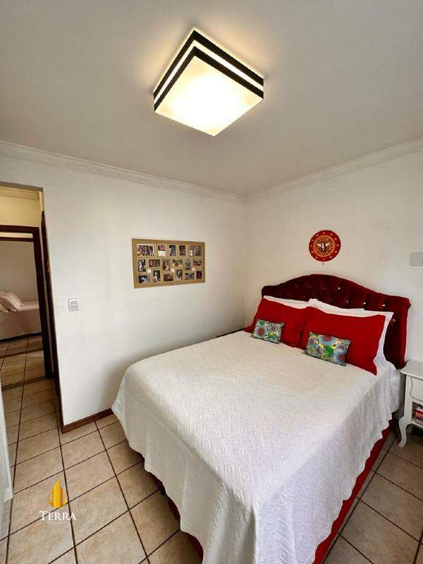  Apartamento com 2 quartos, Centro: 