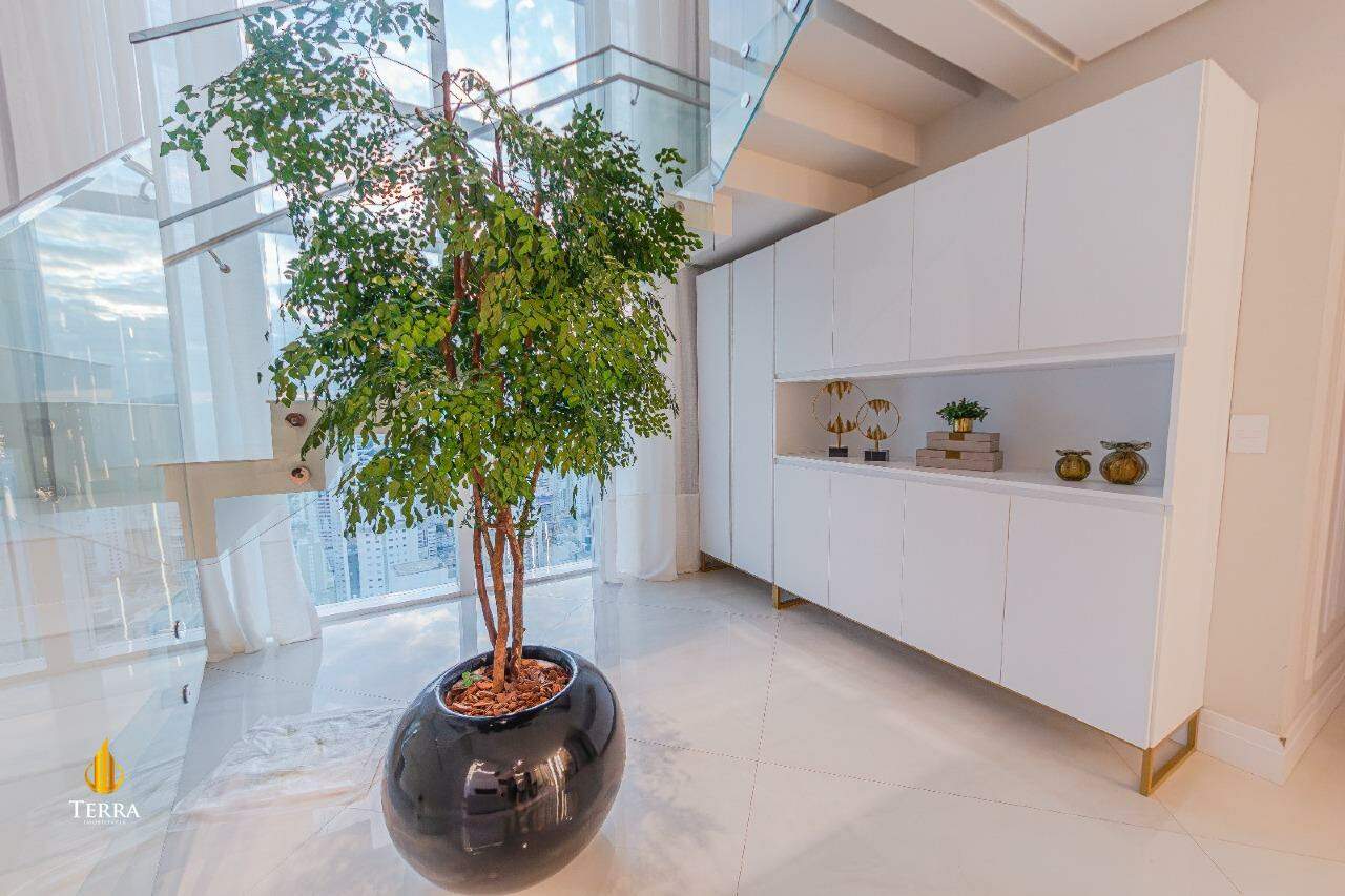 Magnifique Tower Residence Apartamento com 4 quartos, Centro: 